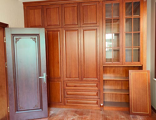 益阳中式家庭装修里定制的实木衣柜效果图